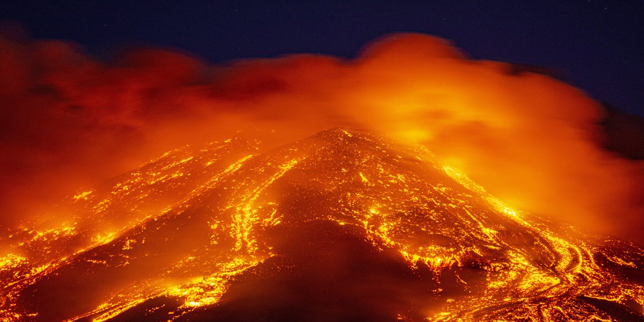 Etna Yanardağı yeniden kül ve lav püskürttü