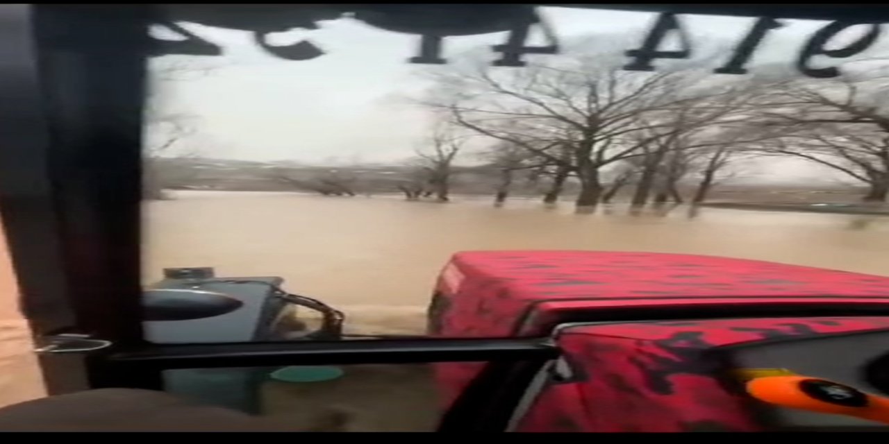 Bingöl’de dolu yağışı sonrası köyü sel bastı