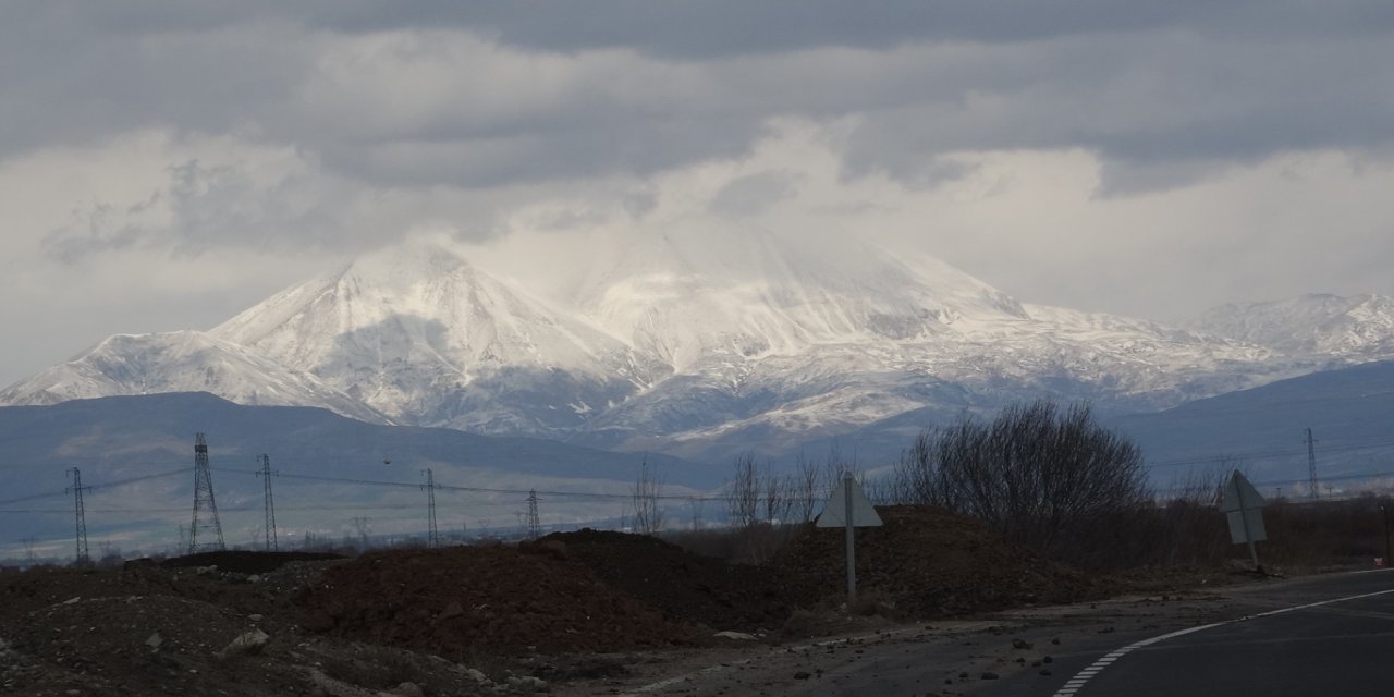 Ağrı'nın yüksek kesimlerine ilkbaharda kar yağdı