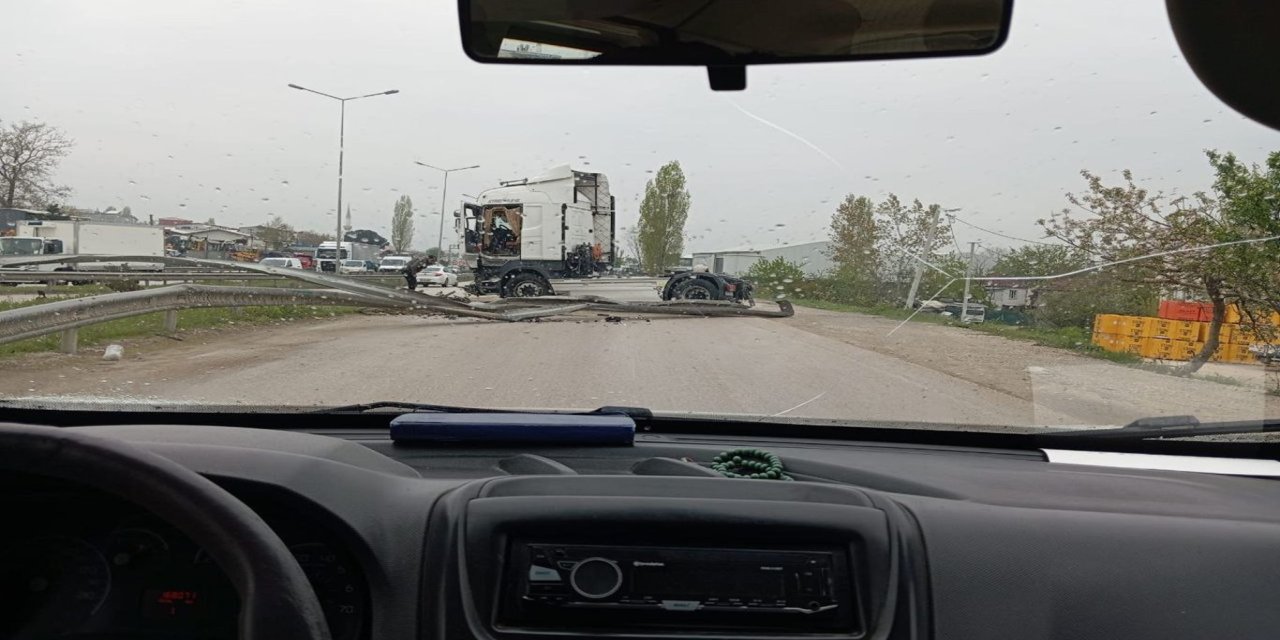 Bursa'da refüjde dönemeyen araç bariyerlere çarptı