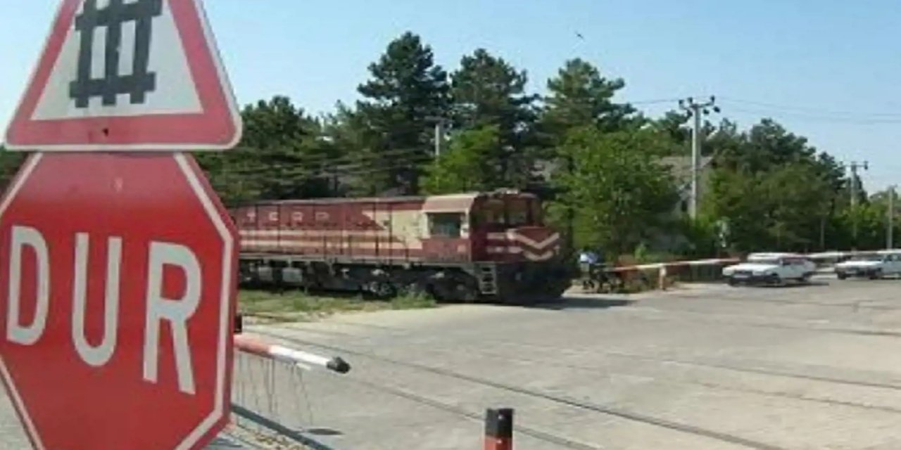 Diyarbakır'da yük treni, belediye otobüsüne çarptı