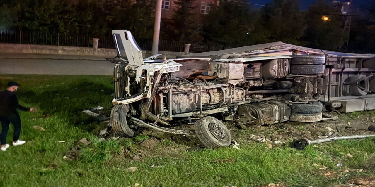 Kırmızı ışıkta geçen tır, hafif ticari araçla çarpıştı: Biri ağır 6 yaralı