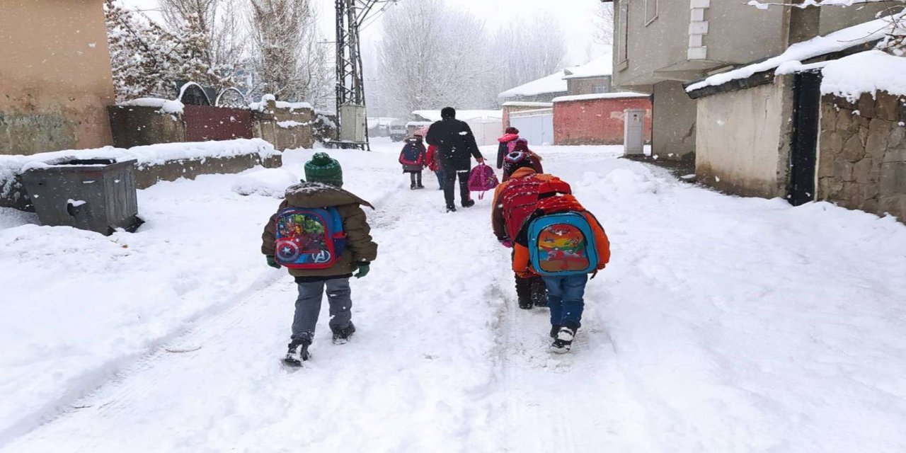 Yoğun kar yağışı nedeni ile Ağrı'da okullar tatil edildi