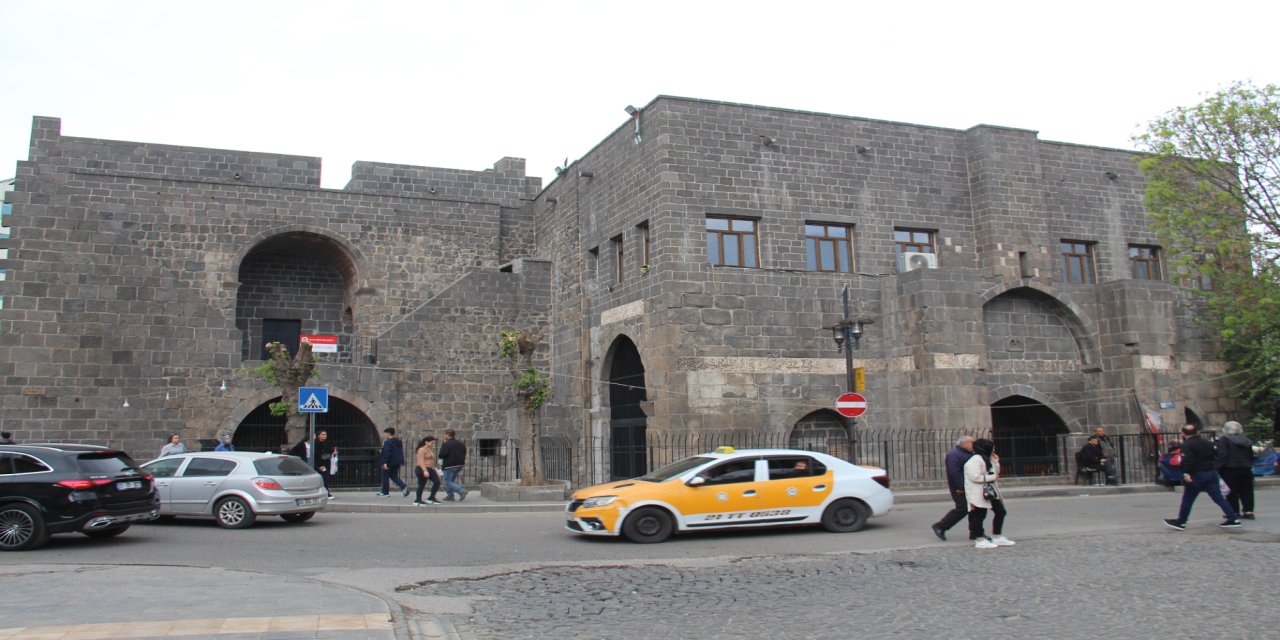 "Tarihi cami yapılarının ticaret amaçlı kullanılması kabul edilemez"