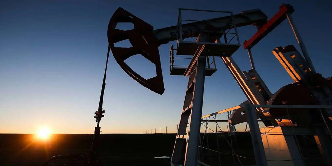 Küresel petrol arzı martta günlük 590 bin varil arttı
