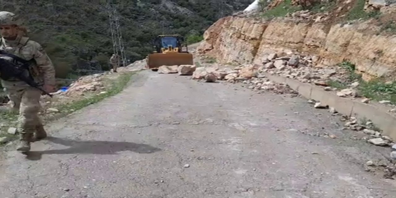 Siirt Eruh'ta köy yoluna dev kaya parçaları düştü