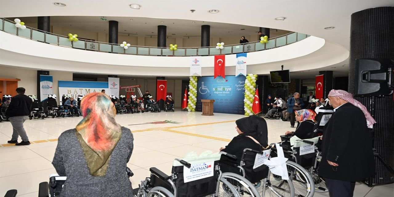 Batman'da engellilere tekerlekli sandalye hediye edildi