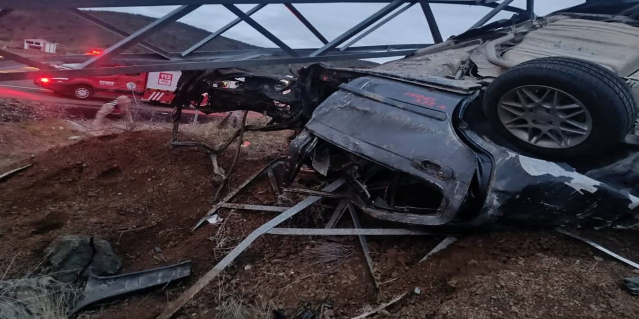 Bingöl'de otomobil direğe çarptı: Bir ölü bir yaralı