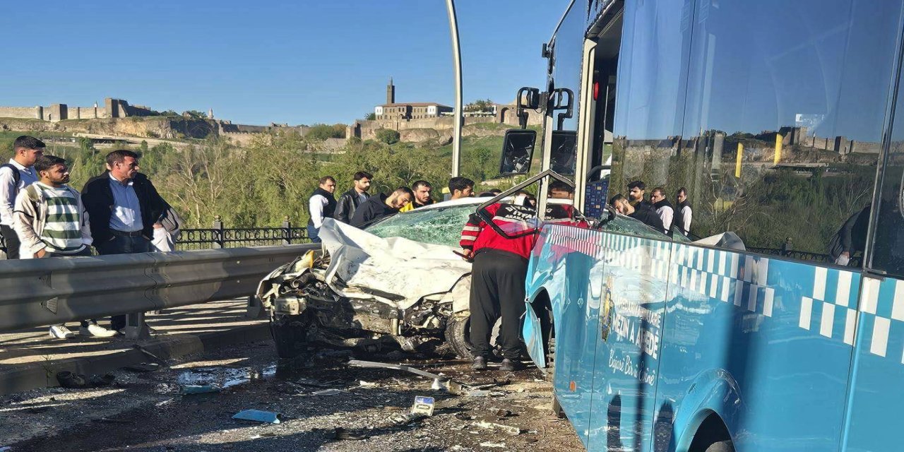 Diyarbakır'da belediye otobüsü otomobille çarpıştı: 1 ölü 4 yaralı