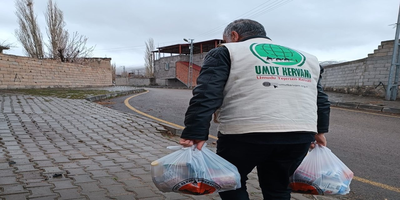 Umut Kervanı Doğubayazıt'ta ihtiyaç sahibi ailelere yardım eli uzattı