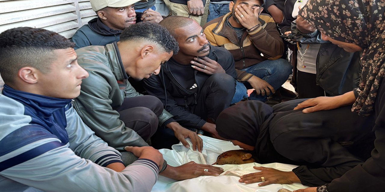 Siyonist rejim Gazze’de bir evi vurdu: 5'i aynı aileden 7 şehit