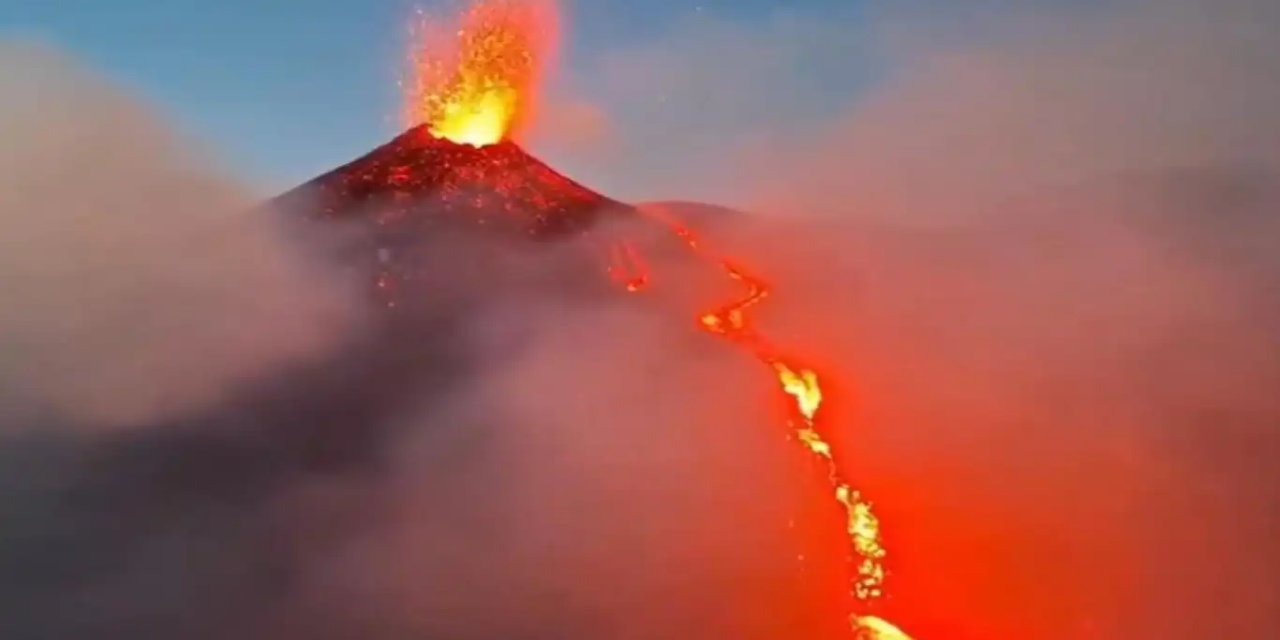 Etna Yanardağı kül ve lav püskürttü
