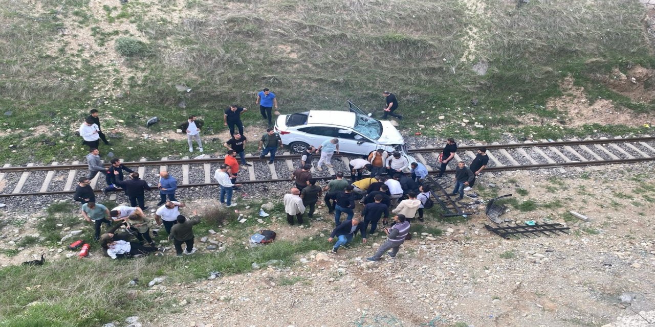 Batman’da otomobil üst geçitten tren raylarına düştü