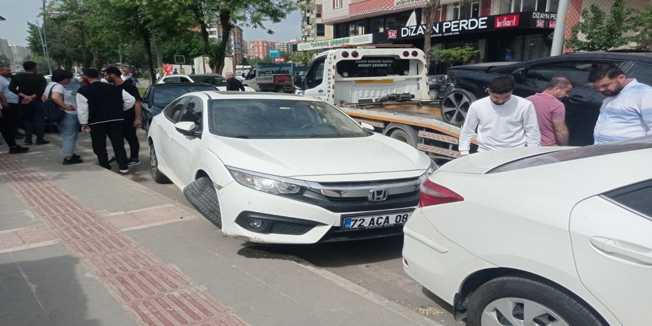 Batman'da iki otomobilin çarpışması sonucu 4 araçta maddi hasar oluştu