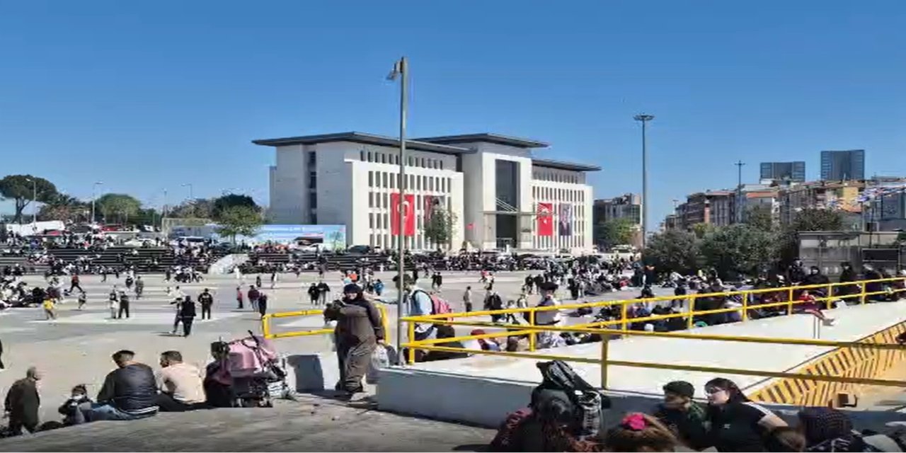 Okul bahçeleri, spor salonları ve camiler İstanbul'da depremzedelerin hizmetine açıldı