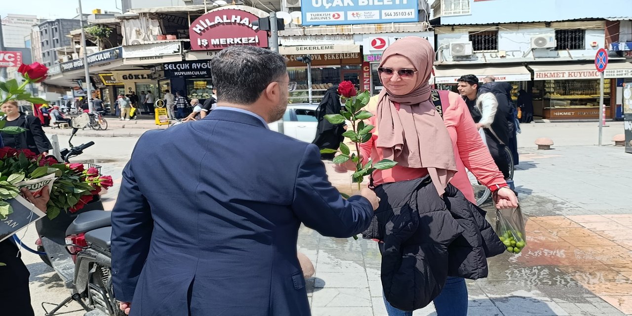 HÜDA PAR İl Başkanlığı Mevlid-i Nebi için Adanalılara gül uzattı