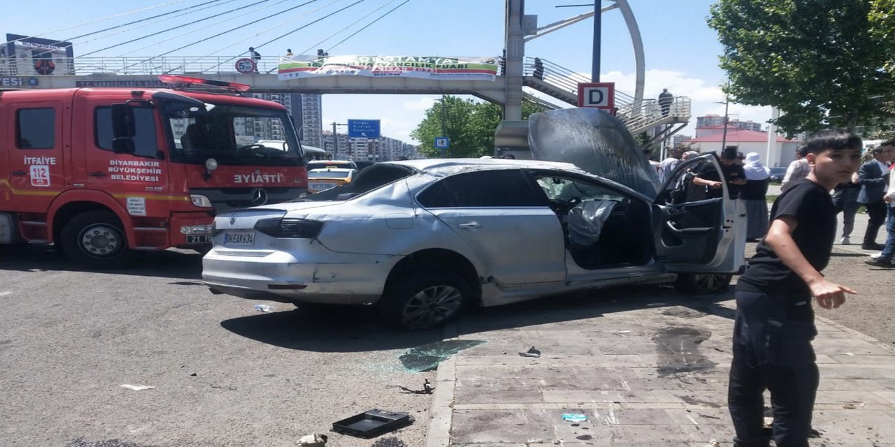 Diyarbakır'da takla atan araçta sıkışan şahıs, zorlukla kurtarıldı