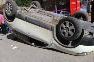 Gasp ettikleri araçla kaçarken kaza yaptılar