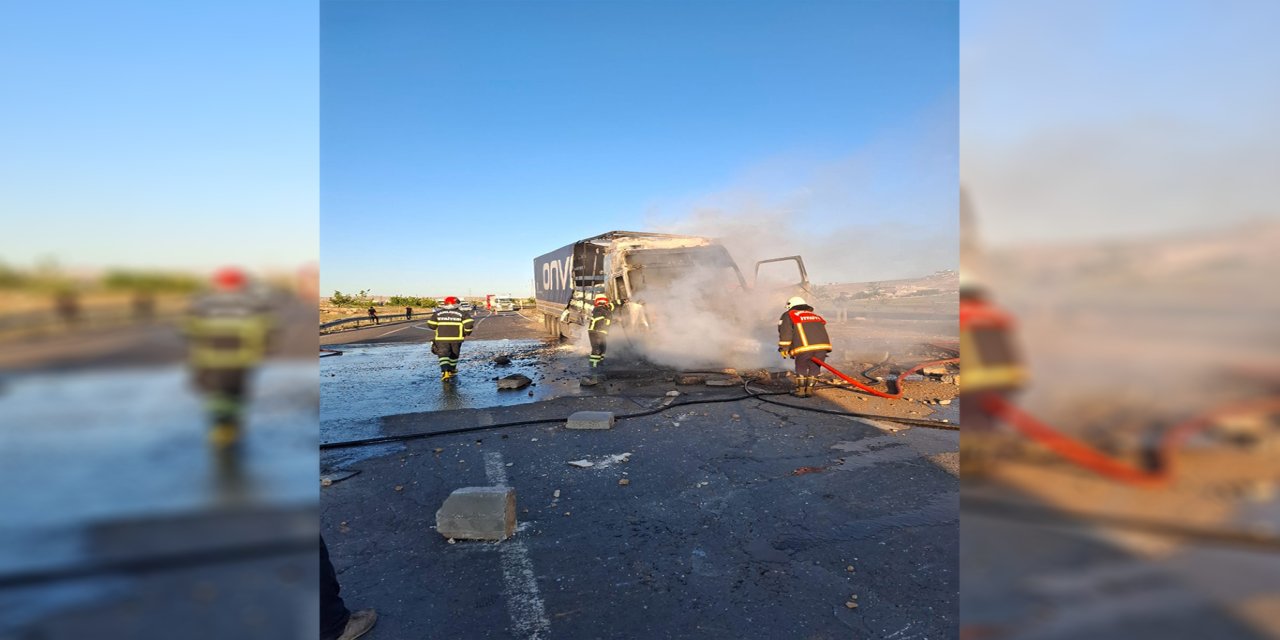 Şanlıurfa’da seyir halindeki kamyon yandı