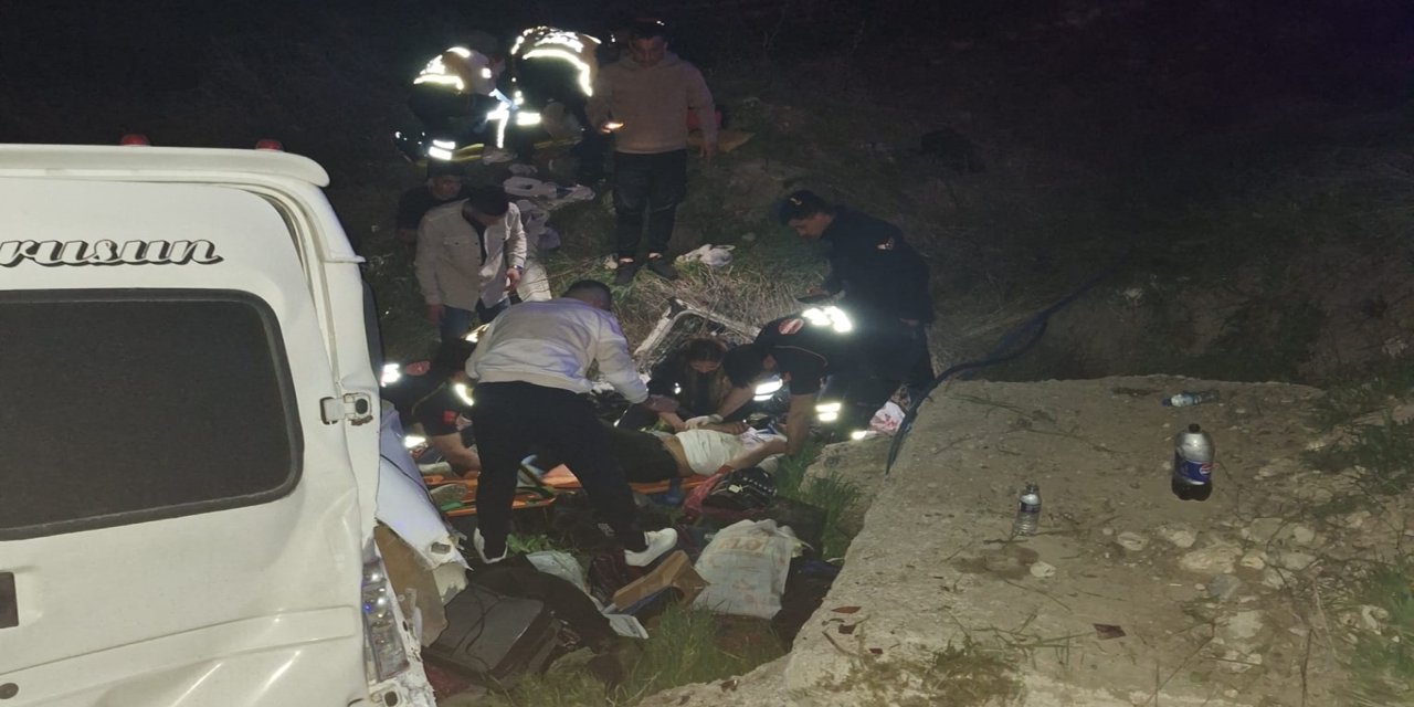 Malatya’da minibüs şarampole yuvarlandı: 2’si ağır 8 yaralı