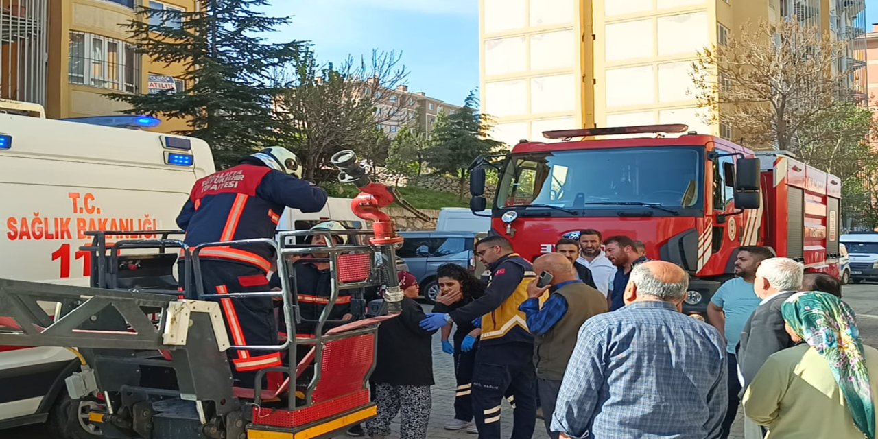 Malatya'da bir binada yangın: Mahsur kalan 3 kişi kurtarıldı