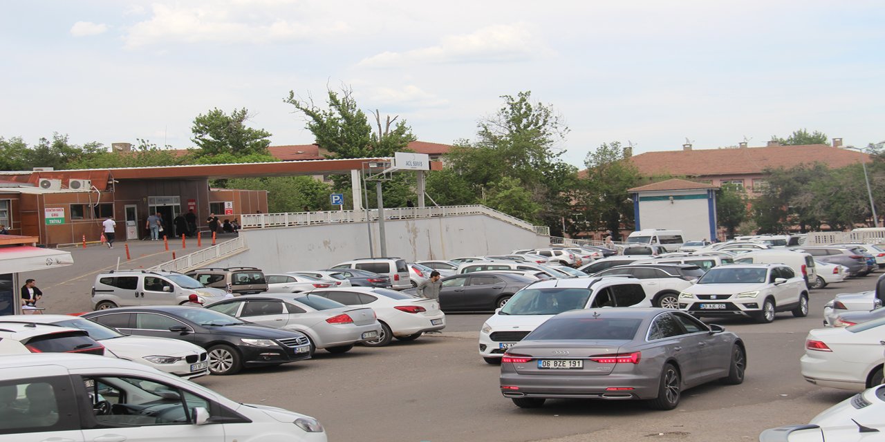 Hastane yerleşkesindeki düzensizlik otopark sorununu arttırıyor