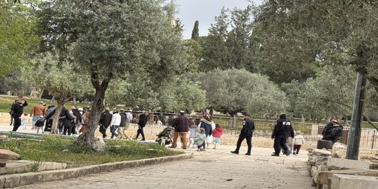 İşgalci yerleşimciler Aksa'ya baskın düzenledi