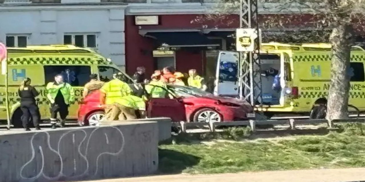 Danimarka'da araç kalabalığın arasına daldı: 5 yaralı