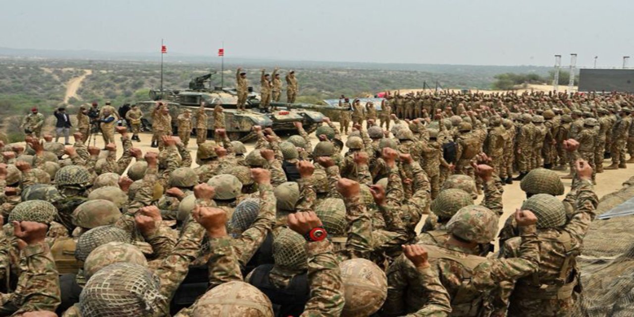 Pakistan ordusundan gerçek mühimmatla tatbikat