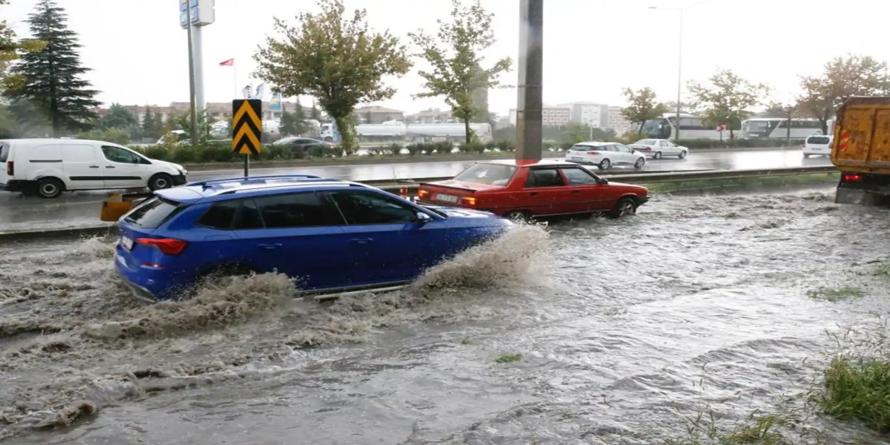 Meteoroloji'den kuvvetli yağış, fırtına ve toz taşınımı uyarısı