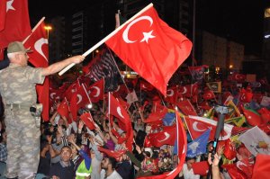 Vali, Komutan el ele halkı selamladı