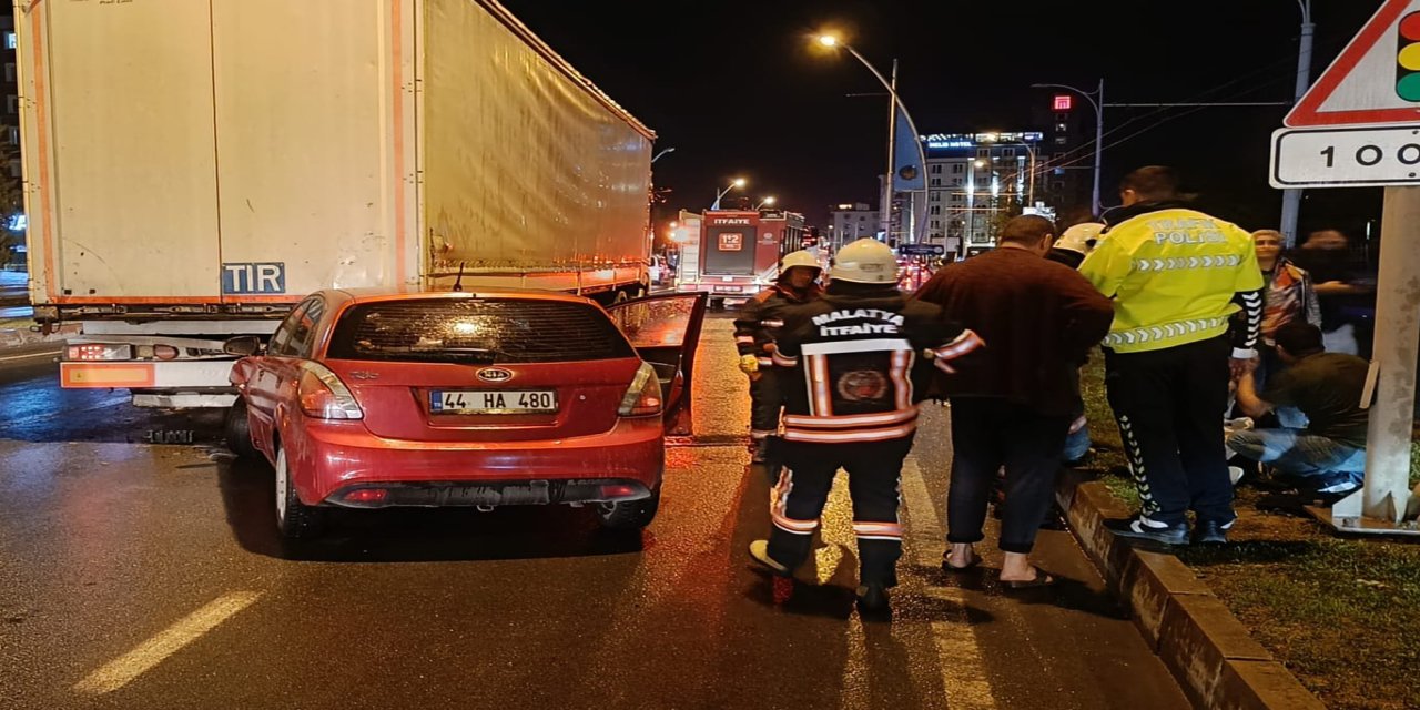 Malatya'da tır ile otomobil çarpıştı: 3 yaralı