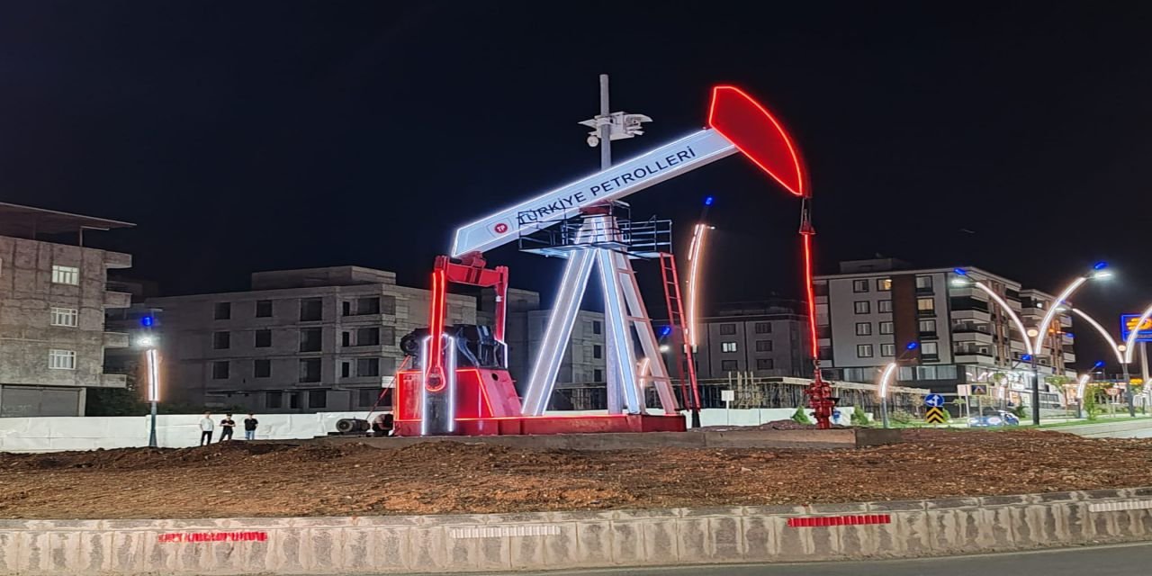Batman'ın girişine yeni bir petrol anıtı
