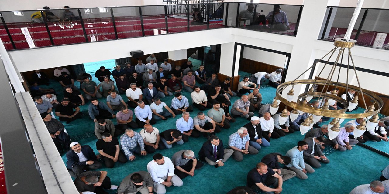 Depremde yıkılan Evliyaoğlu Camii, yeniden inşa edilerek ibadete açıldı