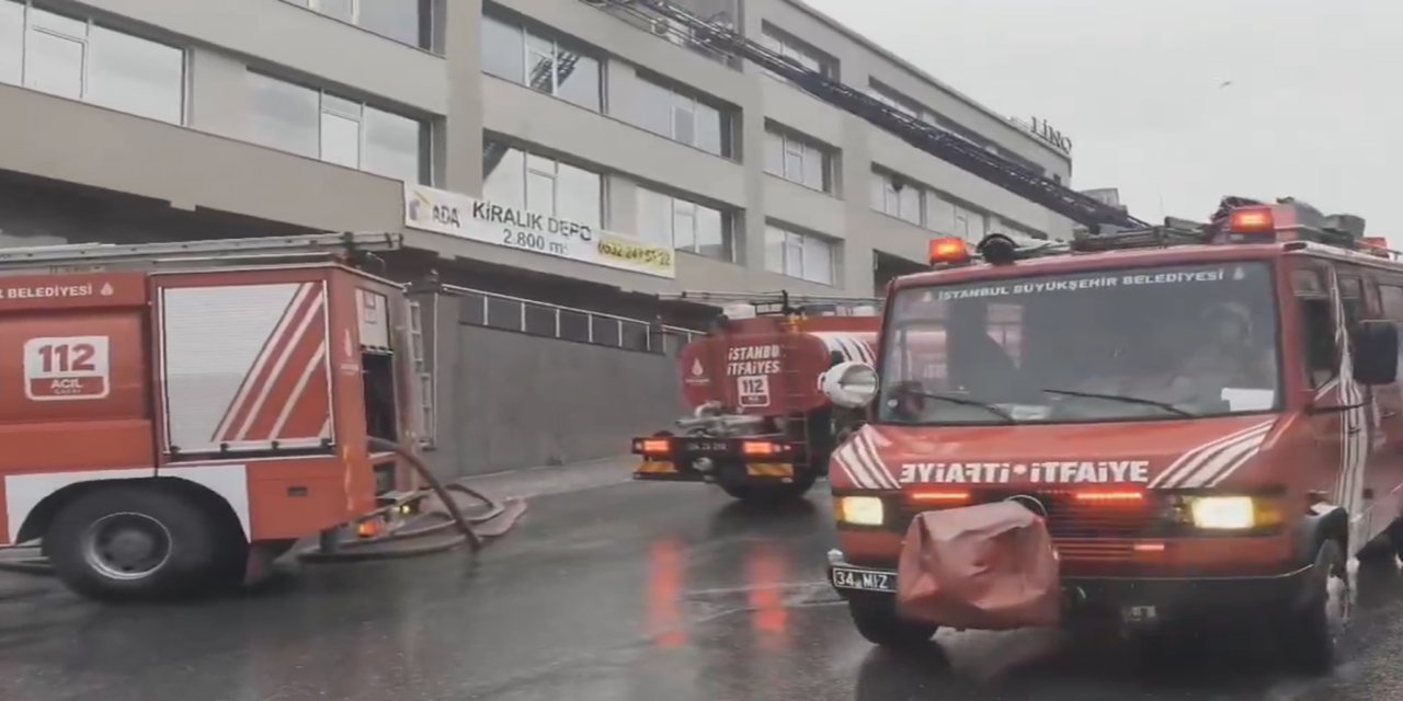 İstanbul'da tekstil fabrikasında yangın: Teras katı alevlere teslim oldu