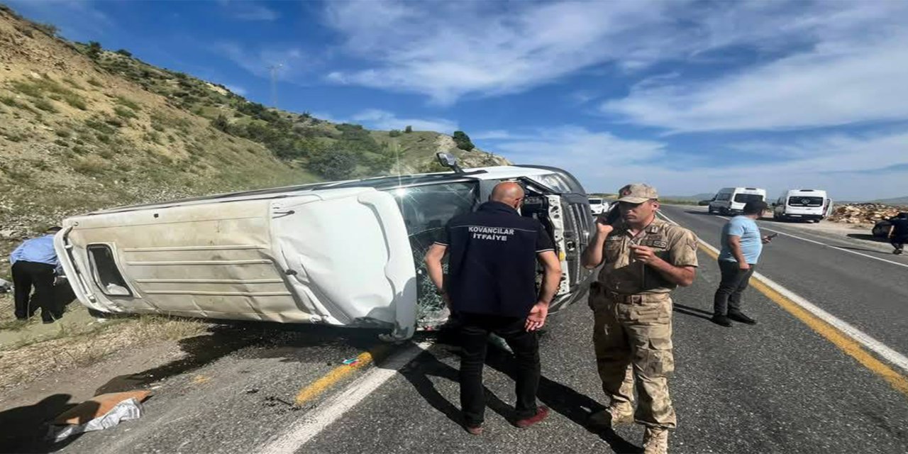 Elazığ'da minibüs devrildi: 3’ü ağır 7 yaralı