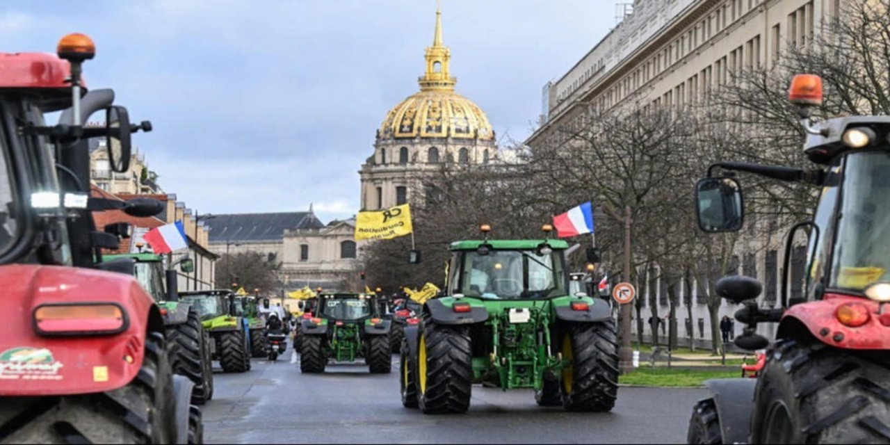 Paris'te çiftçiler traktörleri ile Ulusal Meclis önünde toplandı