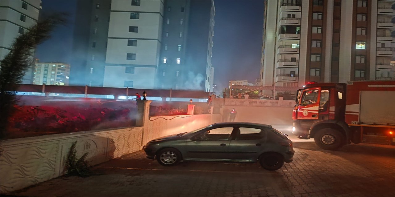 Şanlıurfa’da çalılık alanda çıkan yangın paniğe neden oldu