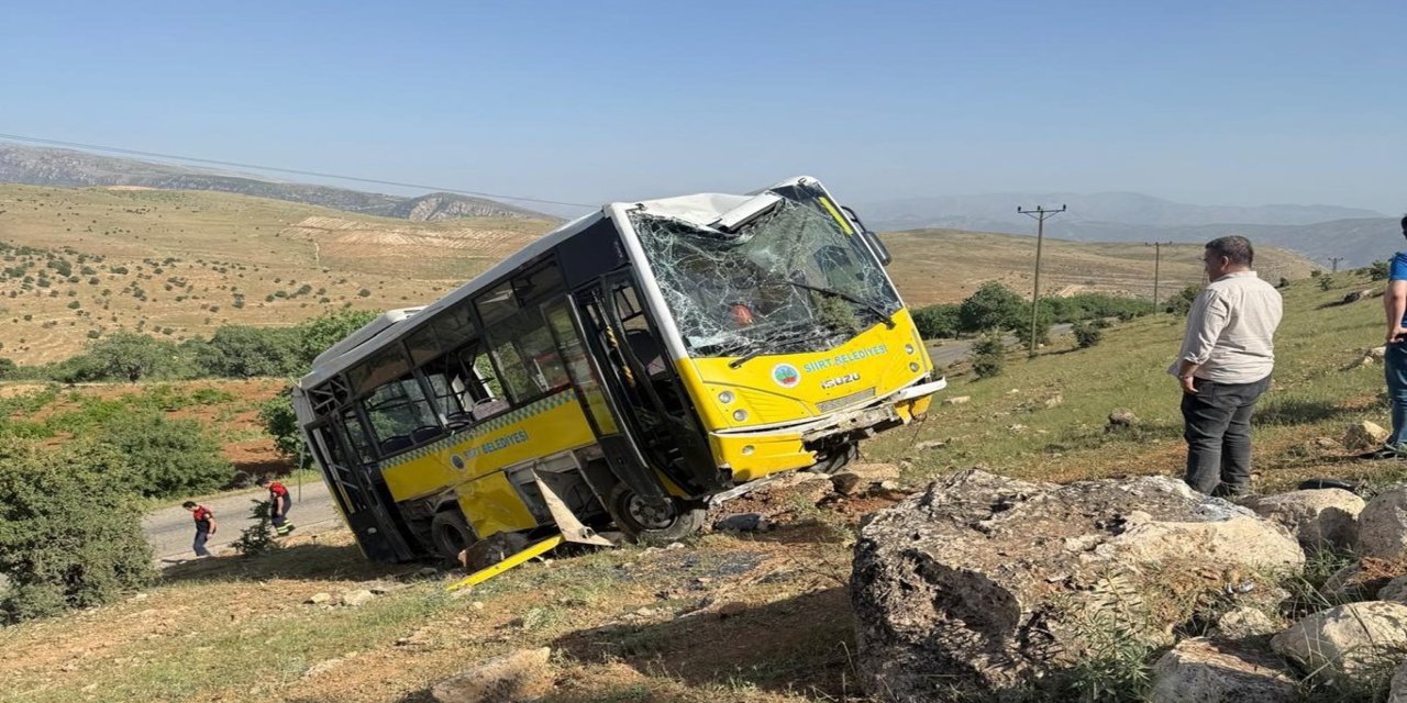 Siirt'te yolcu otobüsü şarampole devrildi: Sürücü hafif yaralandı