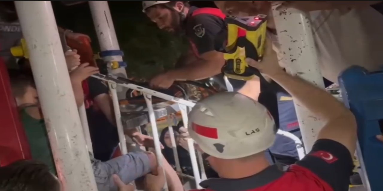 Şanlıurfa'da parkta ayağı demir korkuluklara sıkışan çocuk kurtarıldı