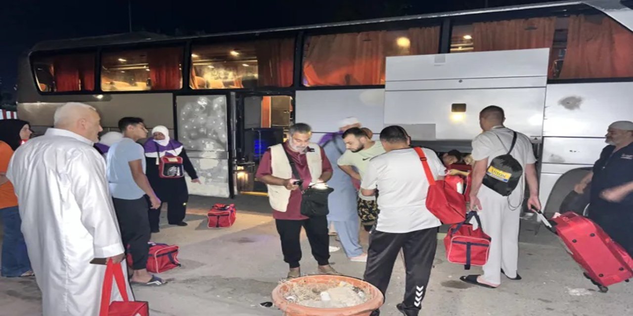 İşgal ordusu, Filistinli hacı adaylarını taşıyan otobüse zırhlı araçla çarptı
