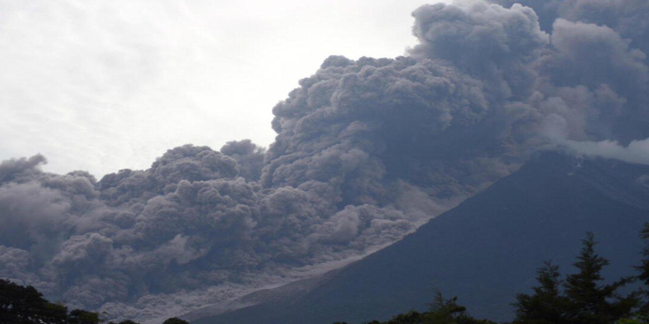 Guatemala'daki Fuego Yanardağı'nda patlama