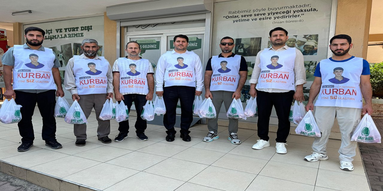 Antalya'da  Yasin Börü ve arkadaşlarının anısına muhtaç ailelere kurban eti dağıtıldı