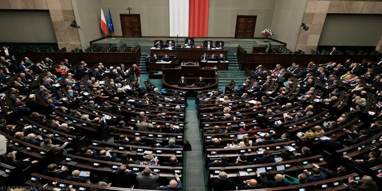 Polonya hükümeti güven oylamasını kazandı