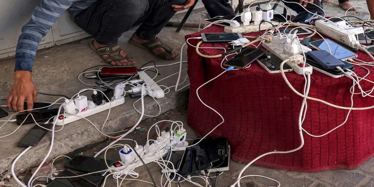 Gazze'de internet ve sabit hat hizmetleri tamamen kesildi