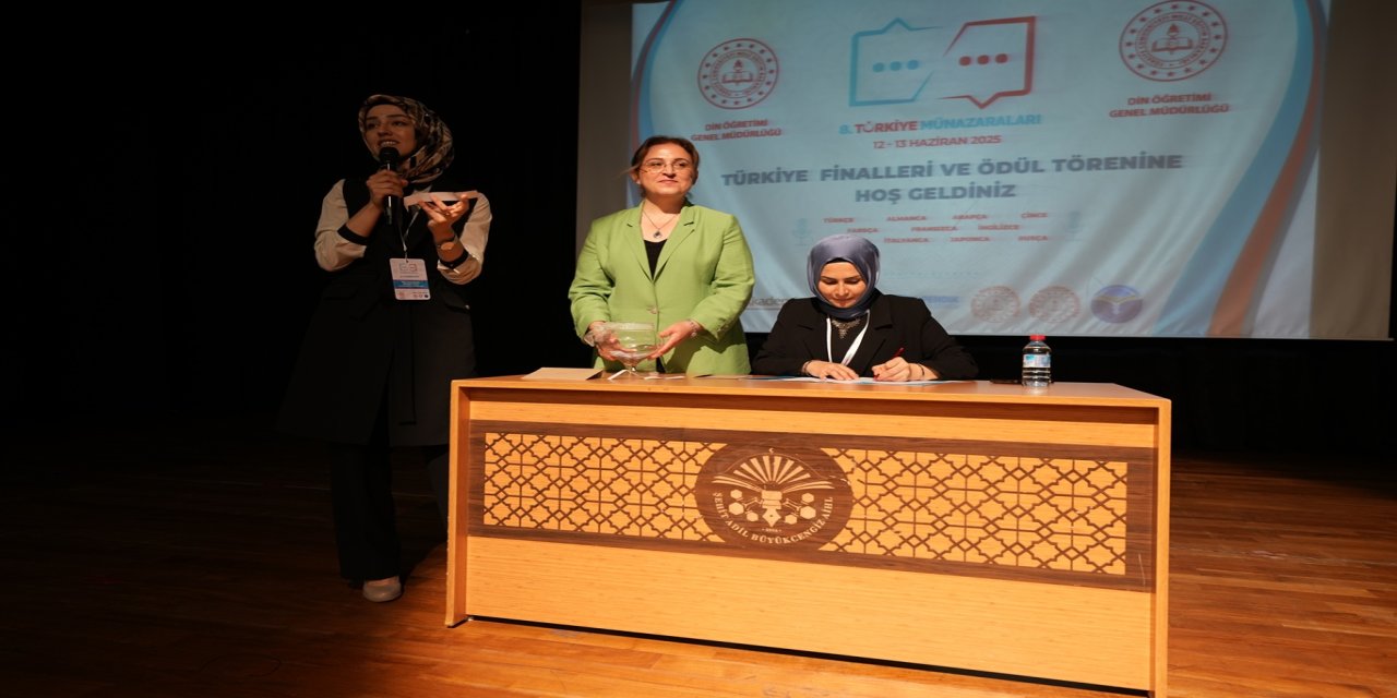 11 dilde gerçekleştirilen "8. Türkiye Münazaraları" İstanbul'da başladı