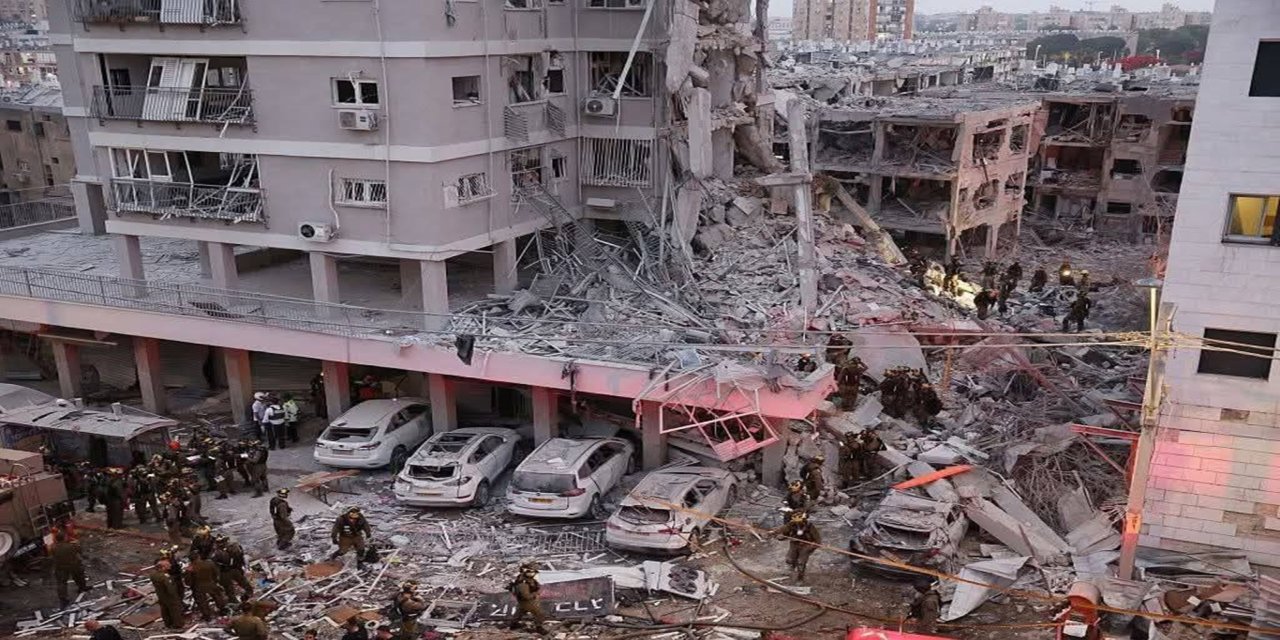 İran'ın füze harekatında Bat Yam'da 10 siyonist öldü