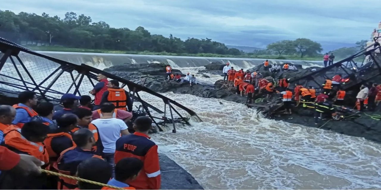 Hindistan'da köprü çöktü: 4 ölü