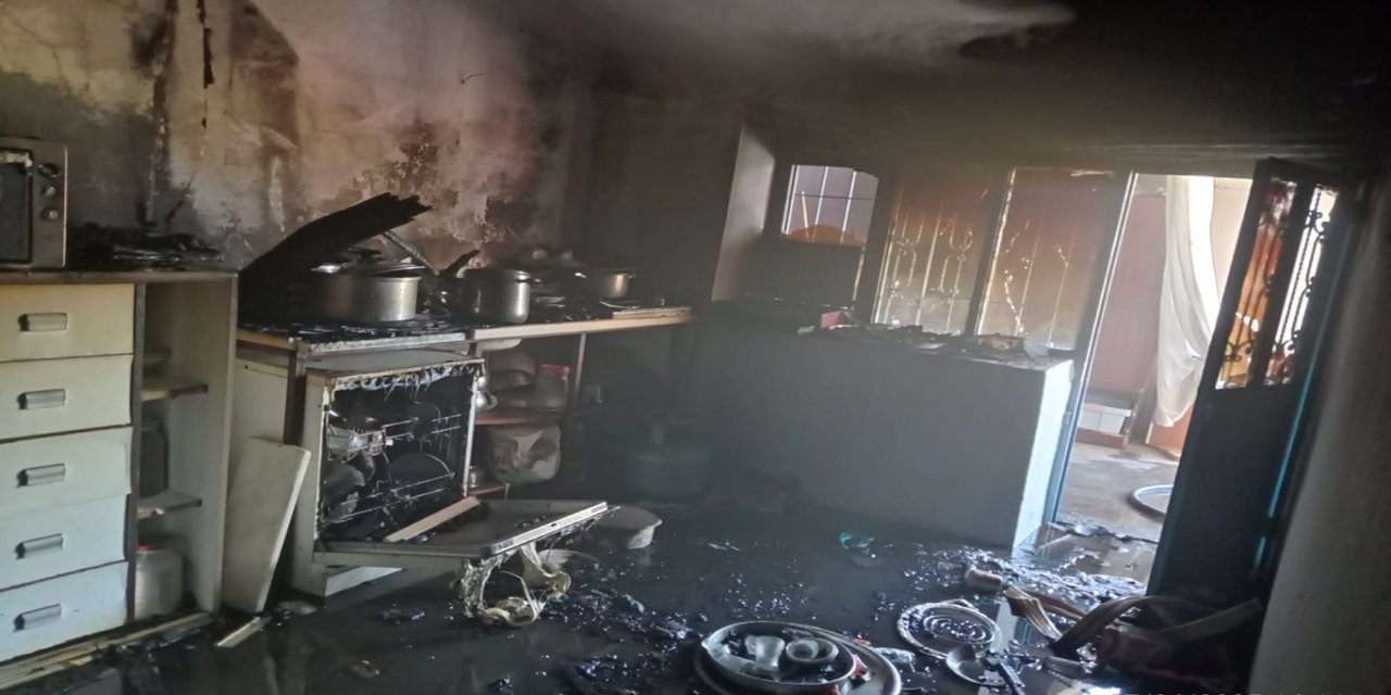 Evde çıkan yangında mutfak küle döndü