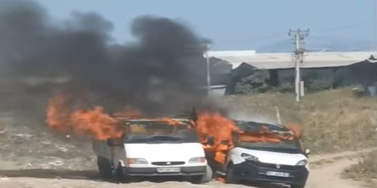 Adana'da park halindeki 2 araç yandı